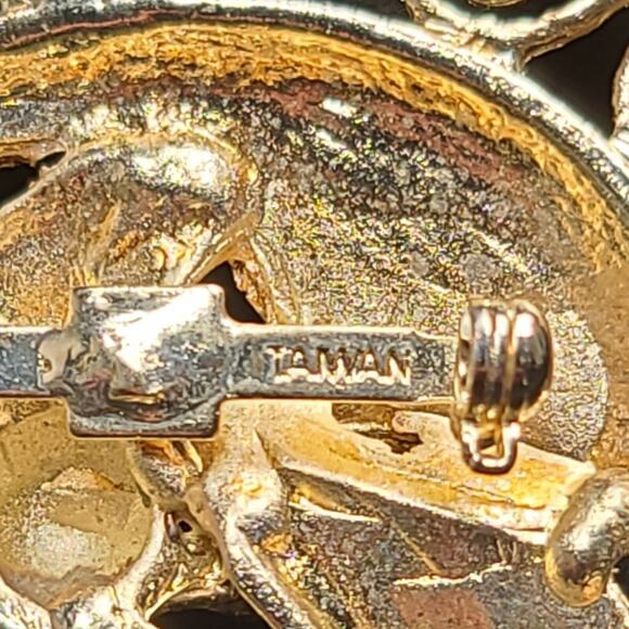 Gold Tone Christmas Santa Sleigh Teddy Bear Rhinestone Brooch Pin Holiday Vtg - Picture 4 of 5